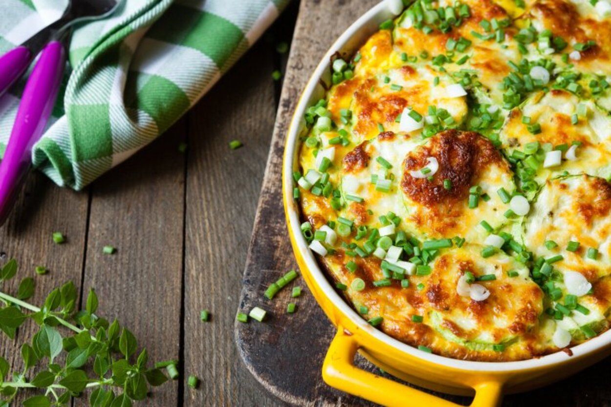 Запеканка из кабачков - приготовьте с картошкой и курицей - простой рецепт - Новости Вкусно Запеканка из кабачков - приготовьте с картошкой и курицей - простой рецепт - Новости Вкусно