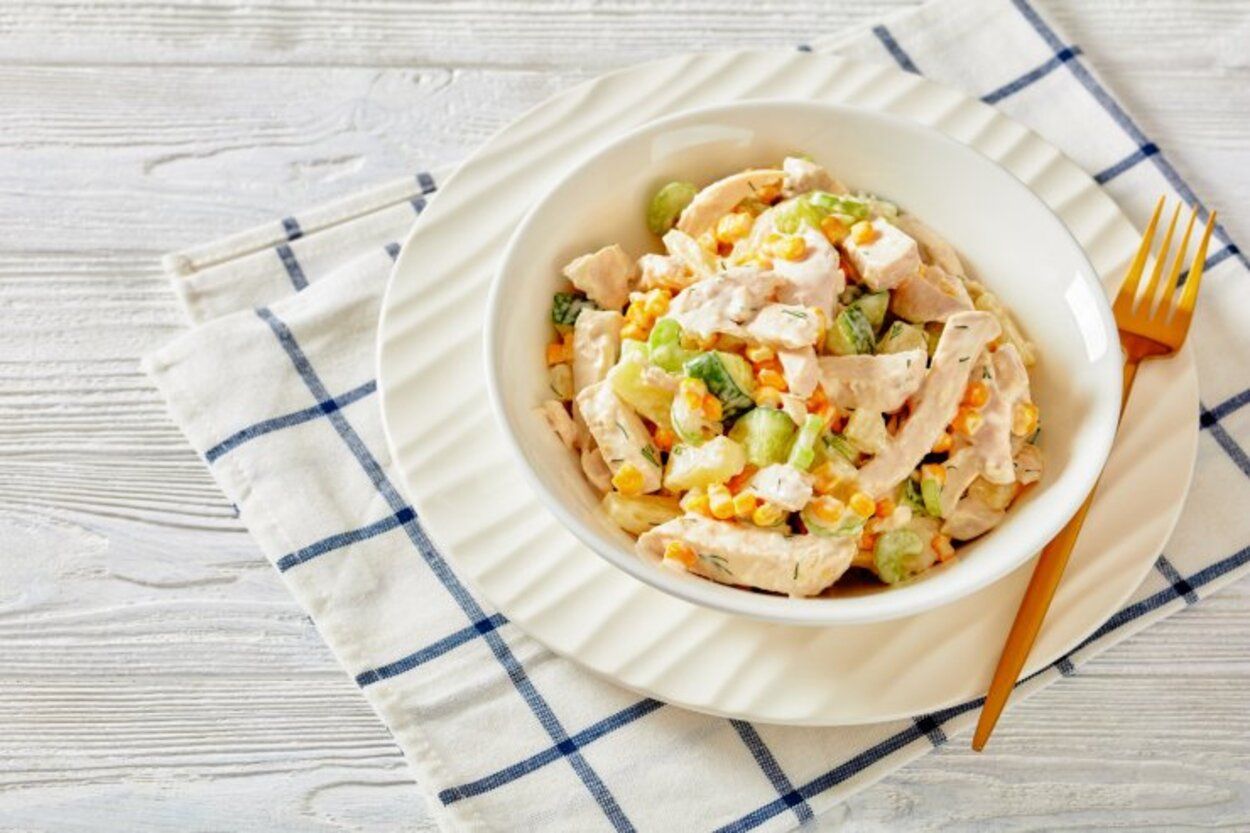 Салат с курицей - приготовьте просто и быстро - пошаговый рецепт - Новости Вкусно Салат с курицей - приготовьте просто и быстро - пошаговый рецепт - Новости Вкусно