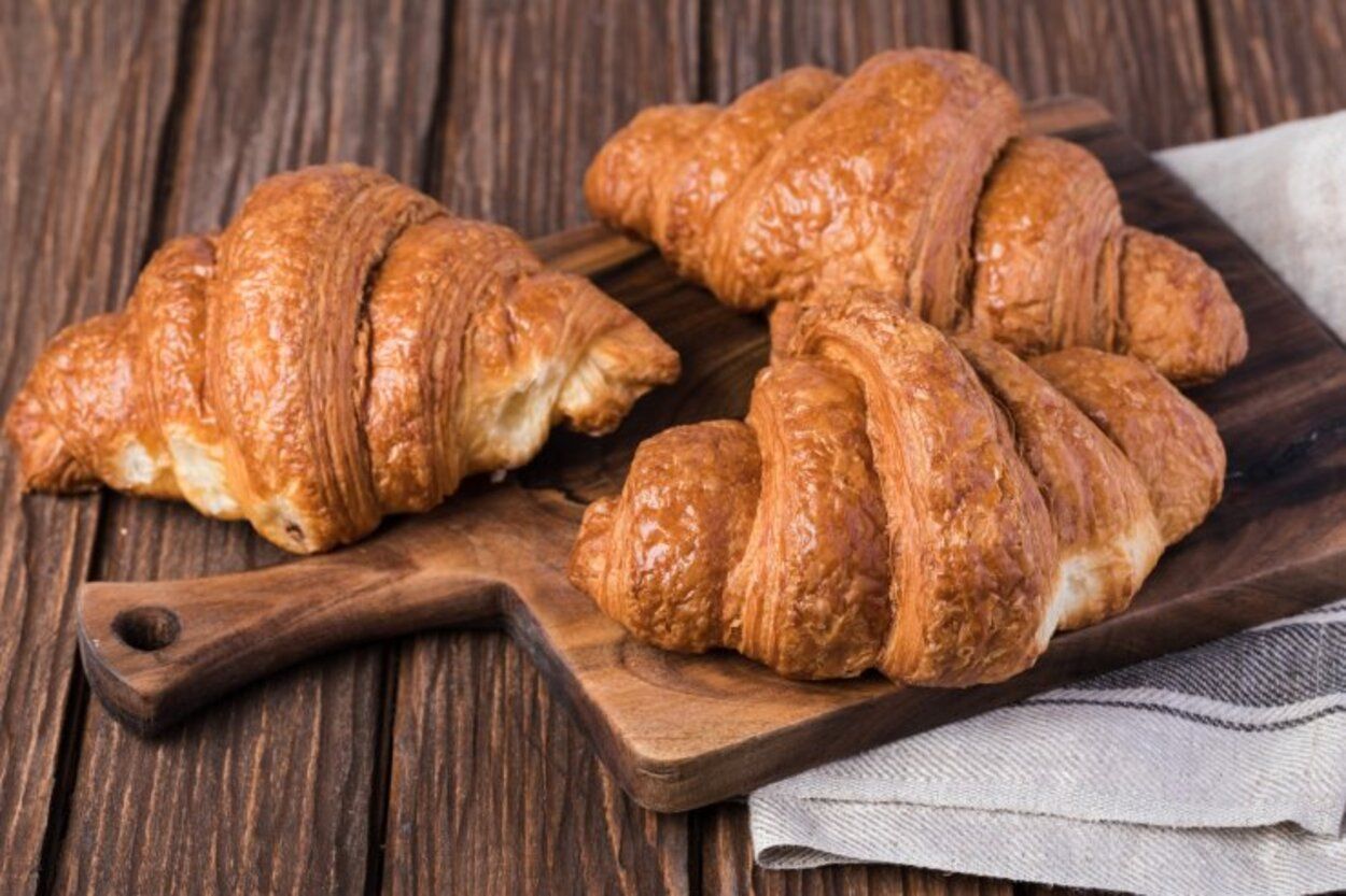 Круасани з ковбасою та сиром - приготуйте за 20 хвилин - перевірений рецепт - Новини Смачно Круасани з ковбасою та сиром - приготуйте за 20 хвилин - перевірений рецепт - Новини Смачно