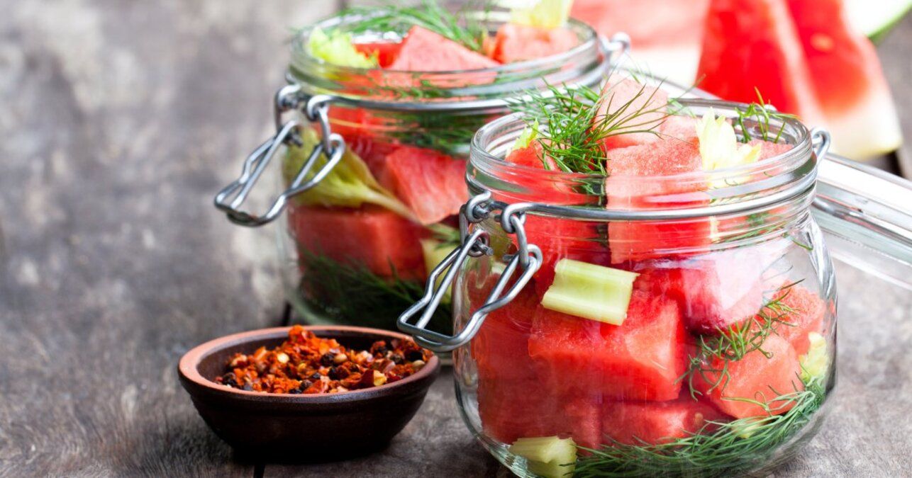 Рецепт квашеного кавуна - приготуйте з часником і спеціями - Новини Смачно Рецепт квашеного кавуна - приготуйте з часником і спеціями - Новини Смачно