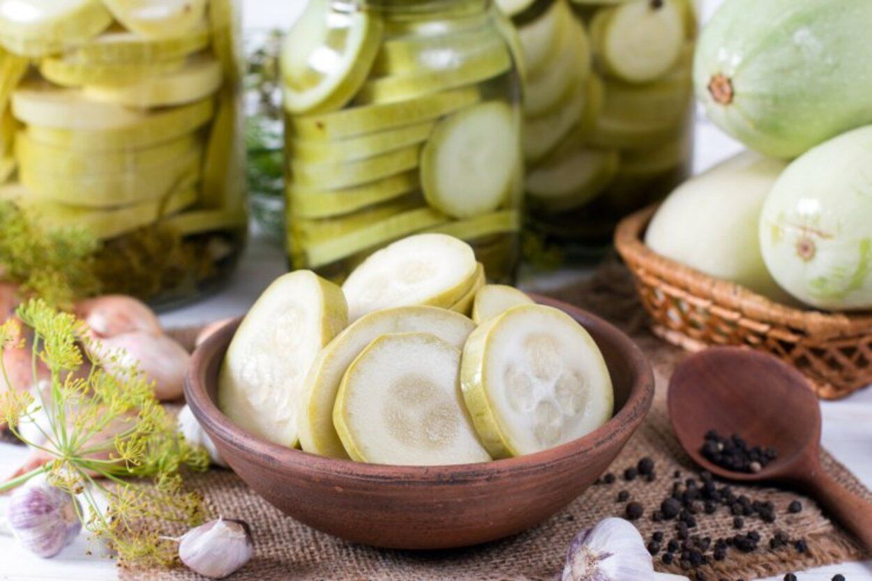 Малосольные кабачки - приготовьте с чесноком - проверенный рецепт - Новости Вкусно Малосольные кабачки - приготовьте с чесноком - проверенный рецепт - Новости Вкусно