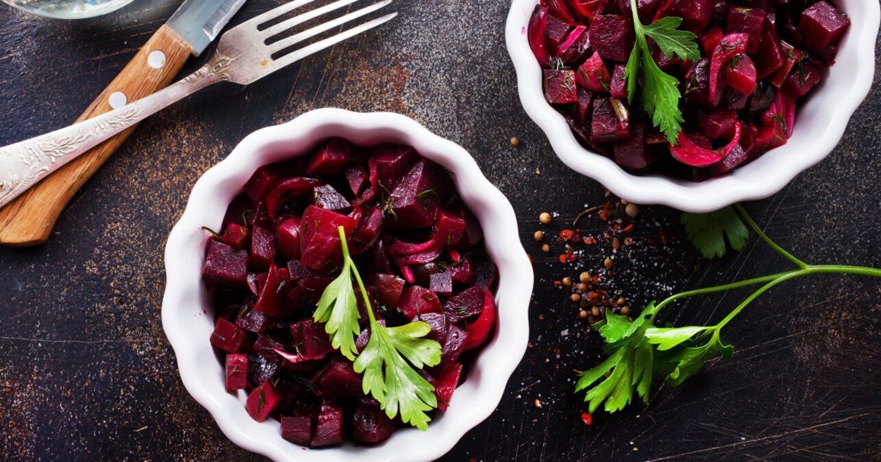 Салат из молодой свеклы - приготовьте с селедкой и маринованным огурцом - рецепт - Новости Вкусно Салат из молодой свеклы - приготовьте с селедкой и маринованным огурцом - рецепт - Новости Вкусно