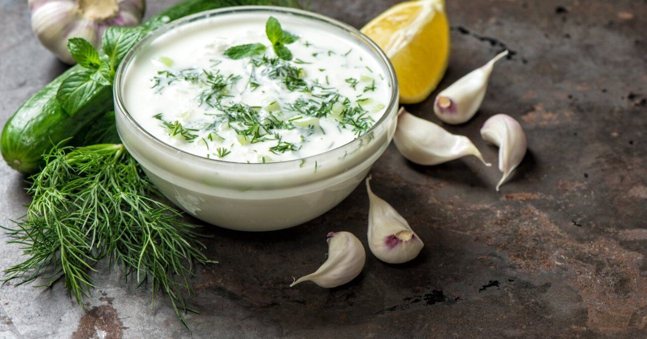 Дзадзикі - приготуйте соус з йогурта, огірків та часнику - покроковий рецепт - Новини Смачно Дзадзикі - приготуйте соус з йогурта, огірків та часнику - покроковий рецепт - Новини Смачно