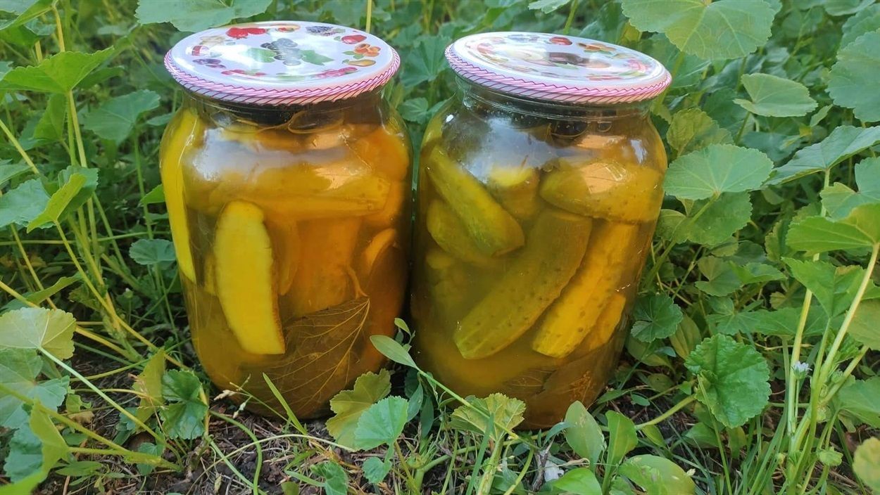 Закрываем аппетитные огурчики с куркумой Закрываем аппетитные огурчики с куркумой