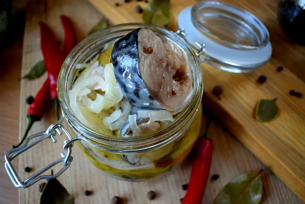 Маринована скумбрія — бюджетна альтернатива лососю, яку ви приготуєте за 10 хвилин