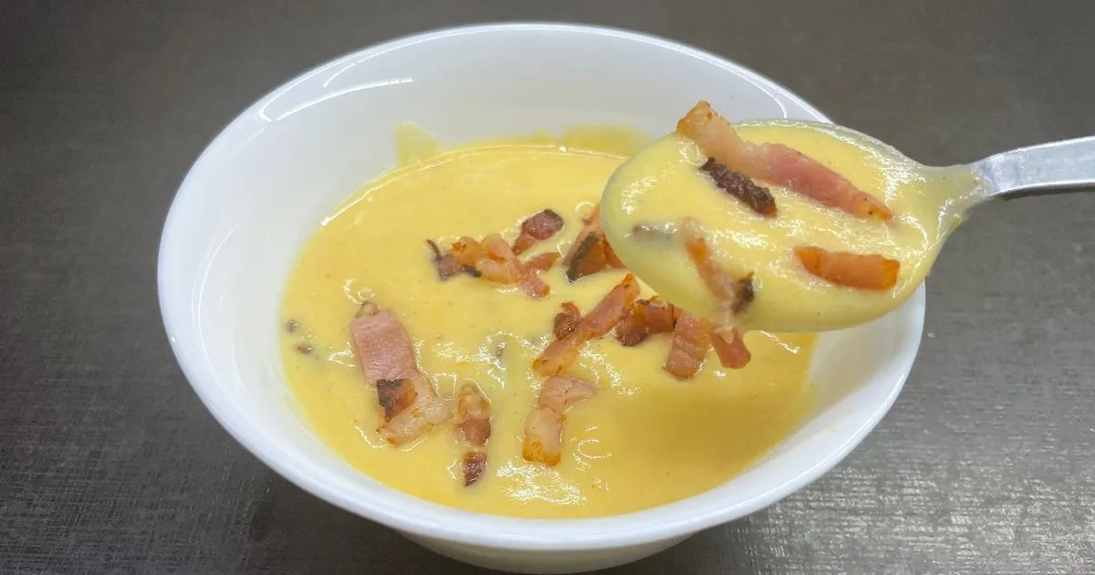 Ароматний суп-пюре з беконом і сиром, який легко приготувати за 20 хвилин
