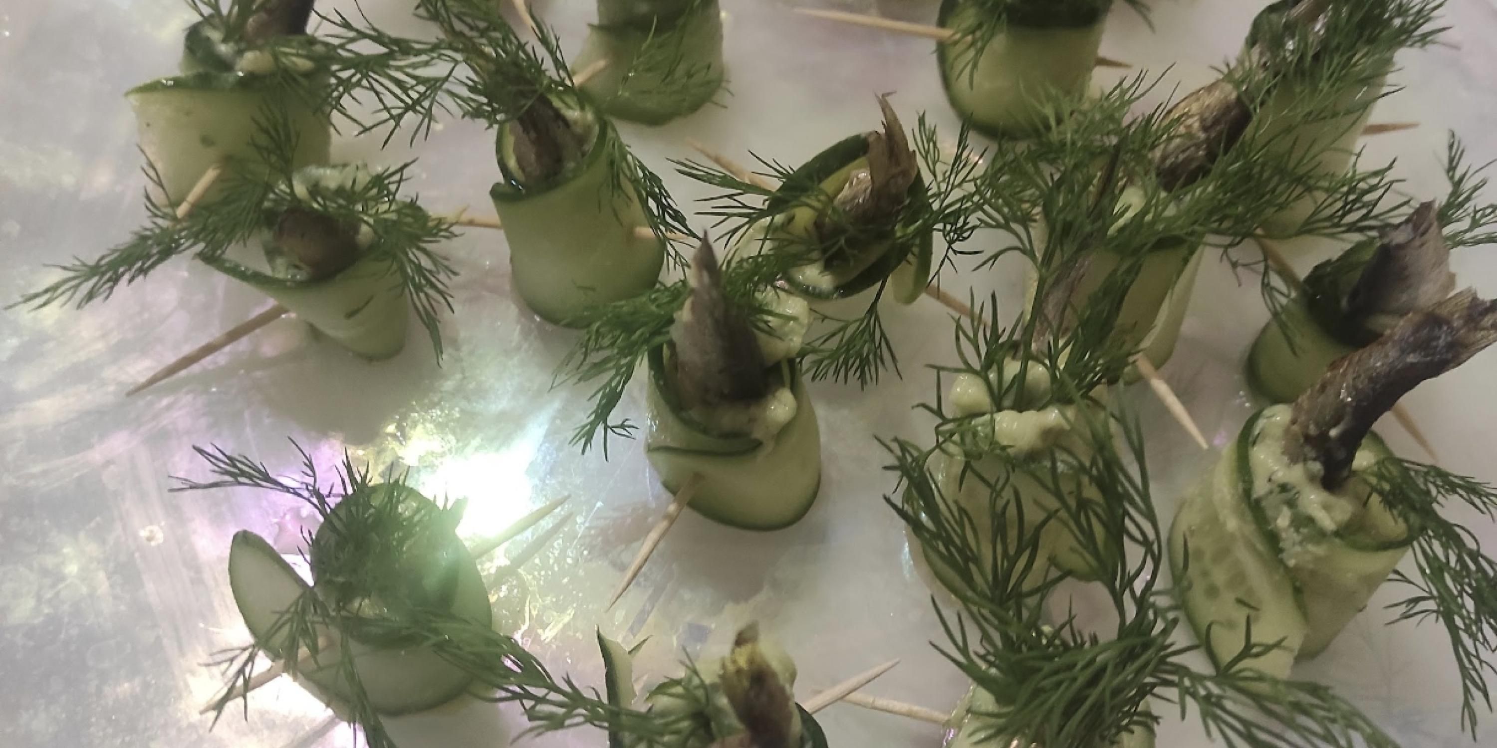 Закуска зі шпротів - рецепт рулетиків зі шпротів і огірків - лінивий рецепт - Новини Смачно Закуска зі шпротів - рецепт рулетиків зі шпротів і огірків - лінивий рецепт - Новини Смачно