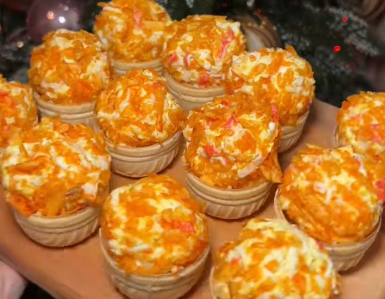 Их мгновенно разбирают с тарелки праздничные крабовые шарики, которые надо делать с запасом Их мгновенно разбирают с тарелки праздничные крабовые шарики, которые надо делать с запасом