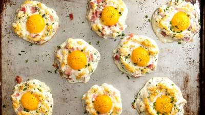 Как не отравиться сырыми яйцами в блюдах: советы шеф-повара